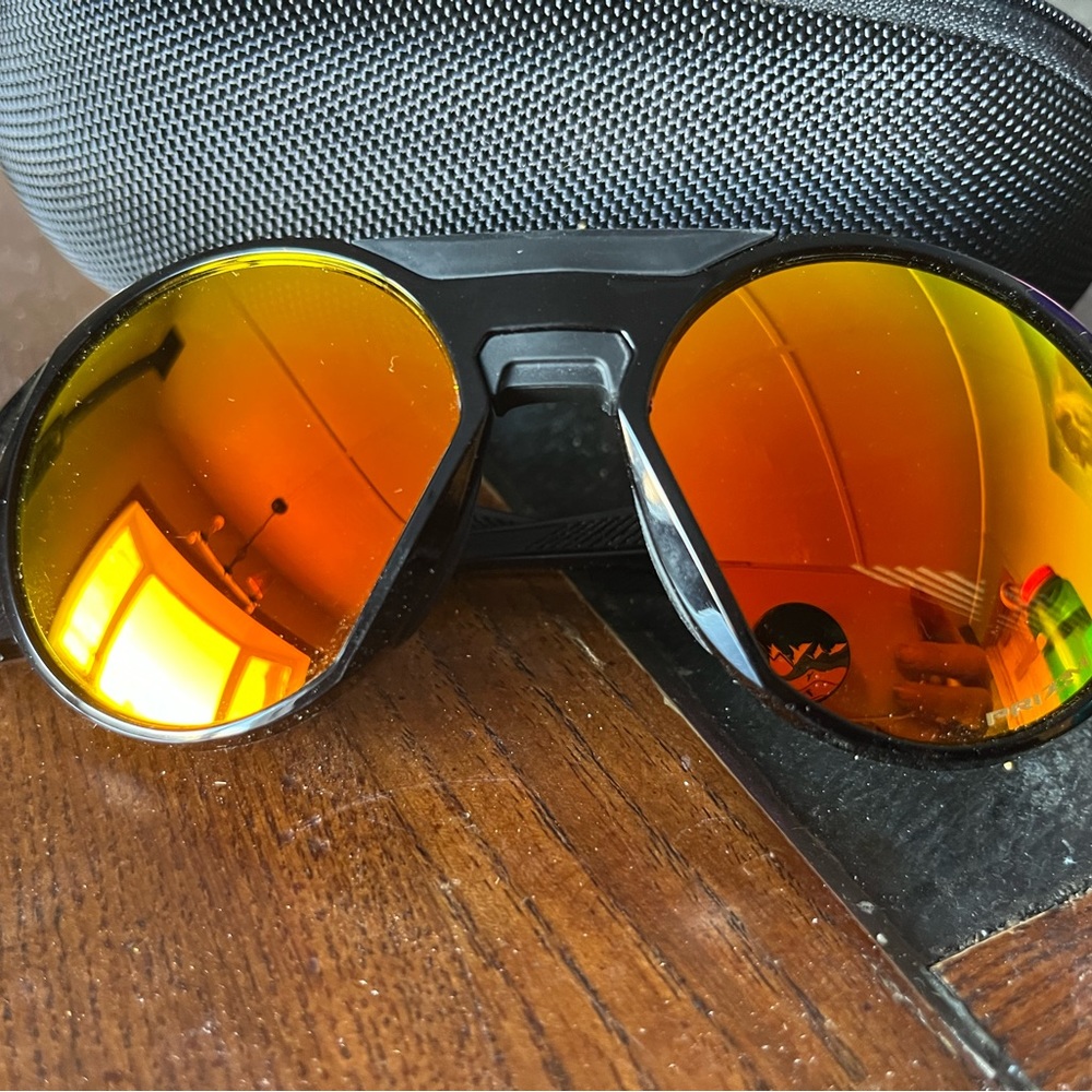 Never worn Oakley Clifdens